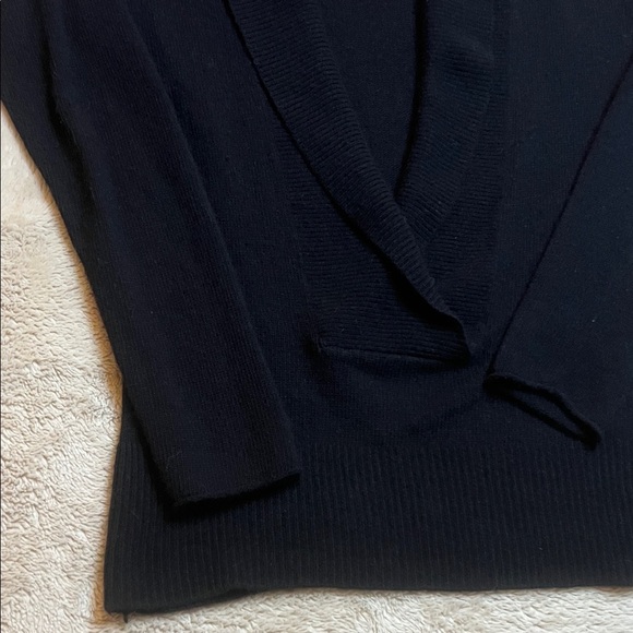 Banana Republic Extra Fine Merino & Angora Blend Black Deep V-Neck Sweater sz M - Picture 4 of 9